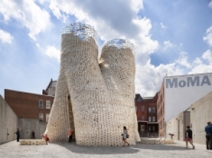 В Нью-Йорке (США) представлена публике экспериментальная башня из кукурузы и грибов